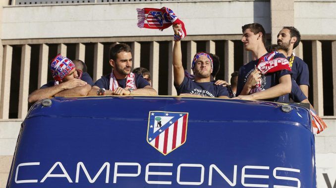 Los jugadores del Atlético de Madrid Adrián López (2i), Jorge Resurrecicón ""Koke"" (3d), el belga Thibaut Courtois (2d) y Juan Francisco TorrescelebraN el título de La Liga en 2014 que el equipo logró tras vencer al FC Barcelona es una foto de archivo de Juanjo Martín. EFE
