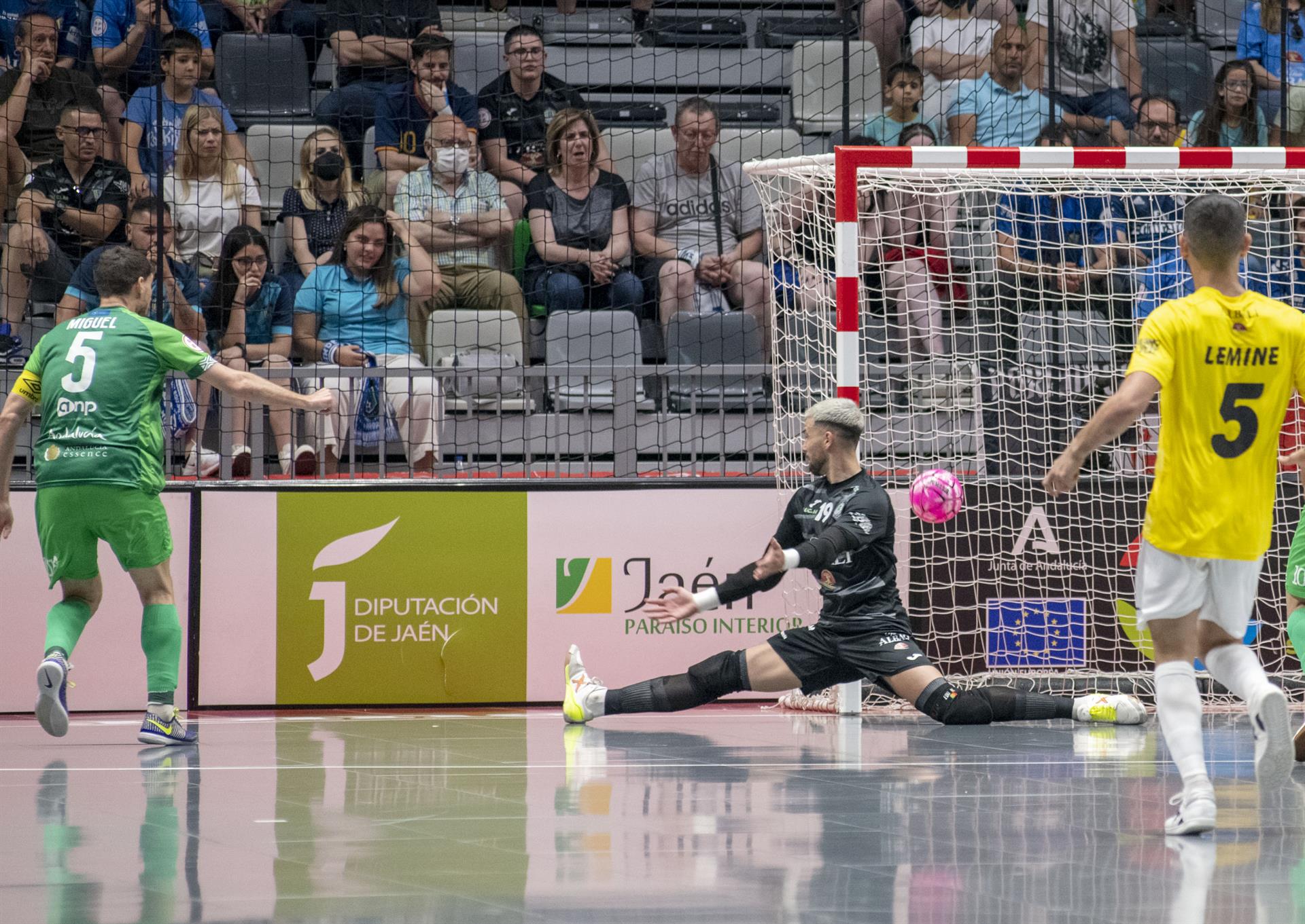 El jugador del UMA Antquera, Miguel, consigue batir al guardameta del Viña Albali durante el encuentro correspondiente a la final de la Copa del Rey de fútbol sala que disputaron en el pabellón Olivo Arena de Jaén. EFE/José Manuel Pedrosa.
