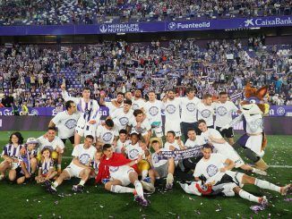 Los jugadores del Real Valladolid celebran el ascenso a Primera División tras vencer a la S.D. Huesca en el encuentro que han disputado hoy Domingo en el estadio José Zorrilla, en Valladolid. EFE / R. García.