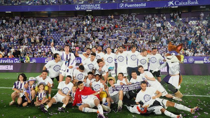 Los jugadores del Real Valladolid celebran el ascenso a Primera División tras vencer a la S.D. Huesca en el encuentro que han disputado hoy Domingo en el estadio José Zorrilla, en Valladolid. EFE / R. García.
