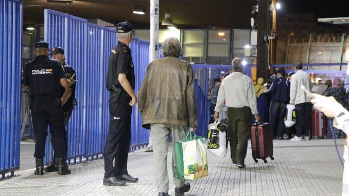 Imagen del paso fronterizo de Beni-Enzar, el más importante de los cuatro que conectan España y Marruecos en Melilla, que ha reabierto esta medianoche sus puertas después de 795 días transcurridos en los que ha estado cerrado por la pandemia del coronavirus y la crisis política entre los dos países. EFE / F. G. Guerrero.
