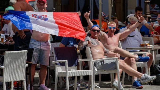 Aficionados del Rangers de Glasgow, en las terrazas de Sevilla, en vísperas de la final de la Liga Europa ante el Eintracht alemán. EFE/Julio Muñoz
