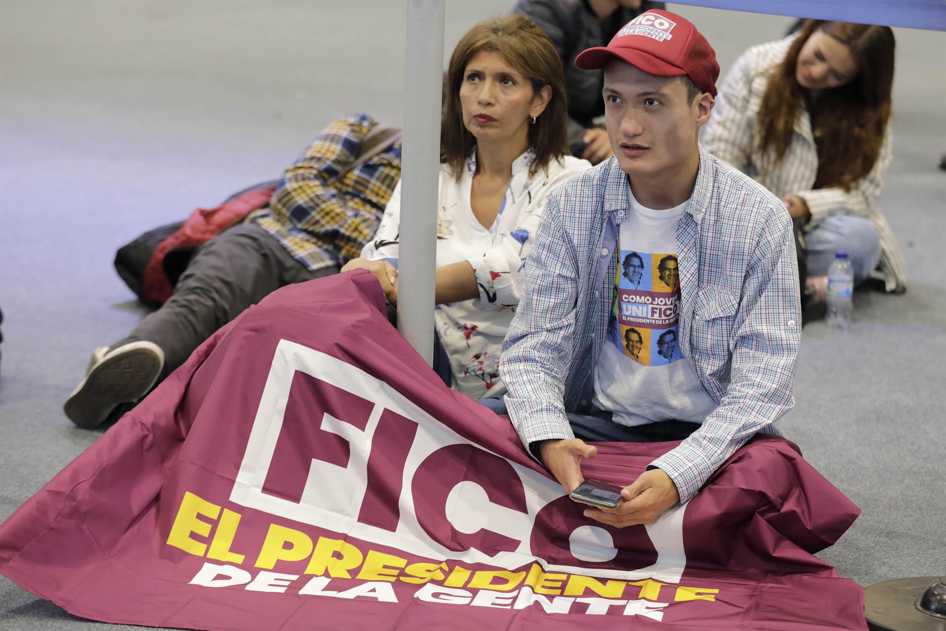 Simpatizantes de Federico "Fico" Gutiérrez, candidato a la presidencia de Colombia, reciben los resultados de las elecciones hoy luego de la jornada de elecciones para elegir presidente de Colombia para el periodo 2022-2026, en Bogotá (Colombia). EFE/Carlos Ortega
