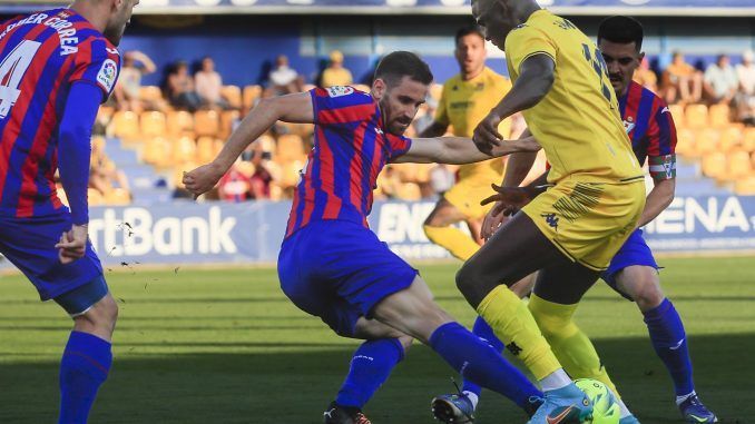 El delantero nigeriano del Alcorcón Emmanuel Apeh, y el defensa portugués del Eibar Frederico André Ferrão Venâncio, durante el encuentro correspondiente a la última jornada de segunda división que disputaron este domingo en el estadio Santo Domingo. EFE/Fernando Alvarado.
