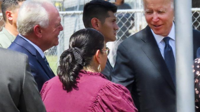 El presidente de Estados Unidos, Joe Biden, y su esposa, Jill, visitan, este 29 de mayo de 2022, la escuela primaria Robb de Uvalde (Texas). EFE/Tannen Maury
