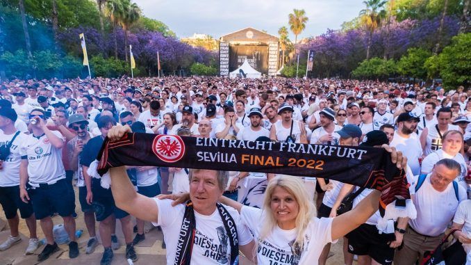 Aficionados sin entrada del Eintracht siguen la final contra el Rangers a través de una pantalla gigante en Sevilla. EFE/Pepo Herrera
