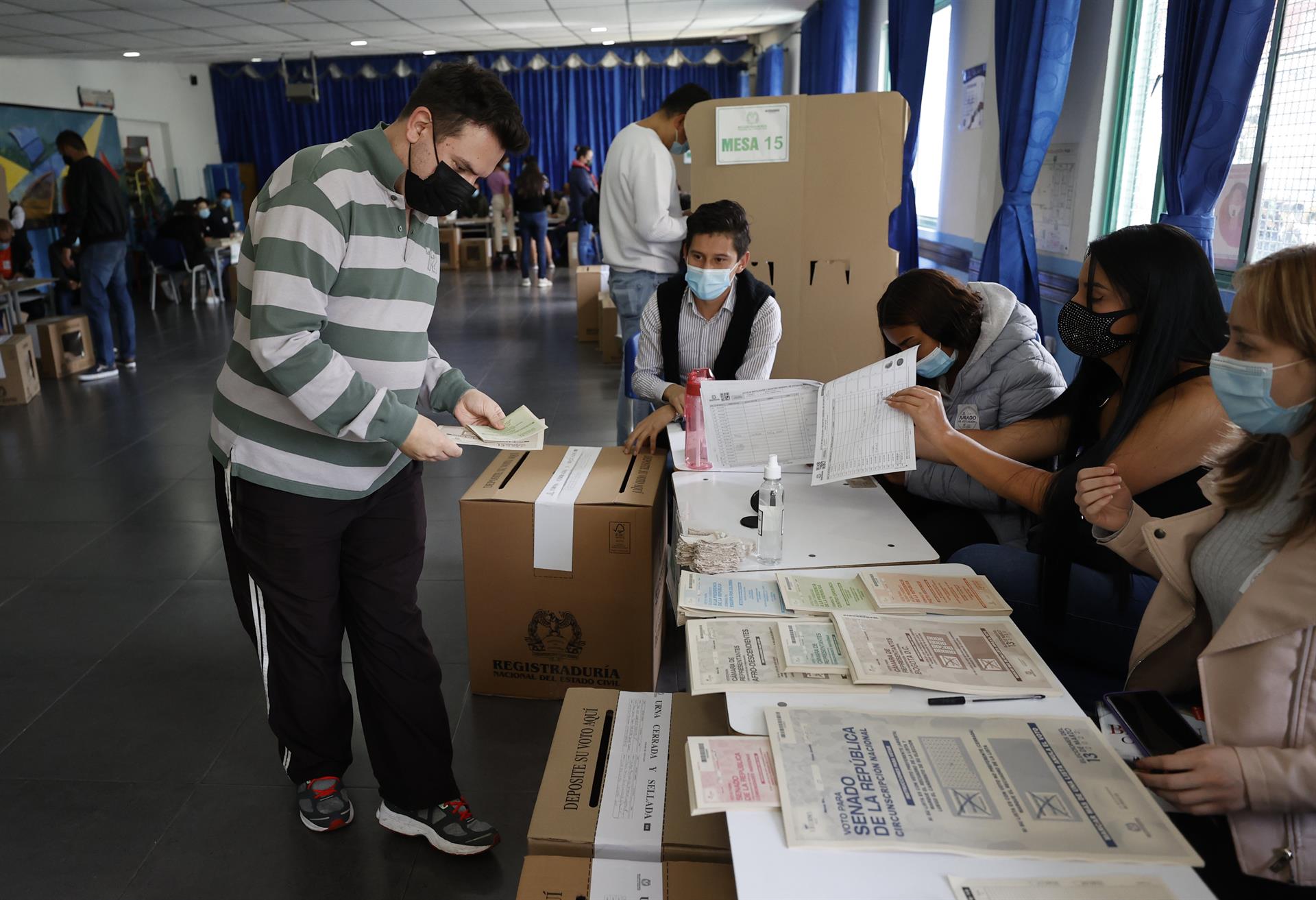 Imagen de Archivo de ciudadanos que ejercen su derecho al votoen Bogotá (Colombia). EFE/ Mauricio Dueñas Castañeda
