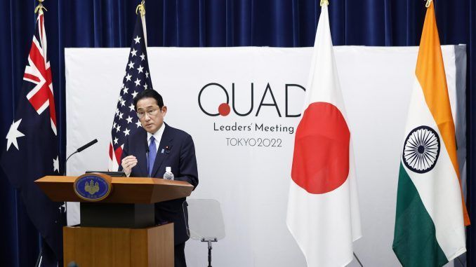 El primer ministro japonés, Fumio Kishida, en una rueda de prensa tras la cumbre de los líderes del Quad (Estados Unidos, Japón, India y Australia) celebrada este martes en Tokio. EFE/EPA/Kiyoshi Ota / POOL
