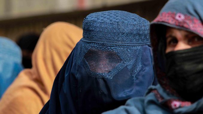 Imagen de archivo de una mujer con burka en Kabul. EFE/EPA/STRINGER
