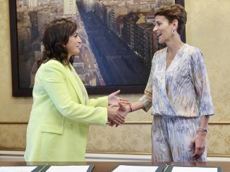 La presidenta de La Rioja, Concha Andreu (i) se reúne con su homóloga navarra, María Chivite (d) para actualizar el acuerdo en Sanidad y Agricultura celebrado este martes en Logroño. EFE/Raquel Manzanares