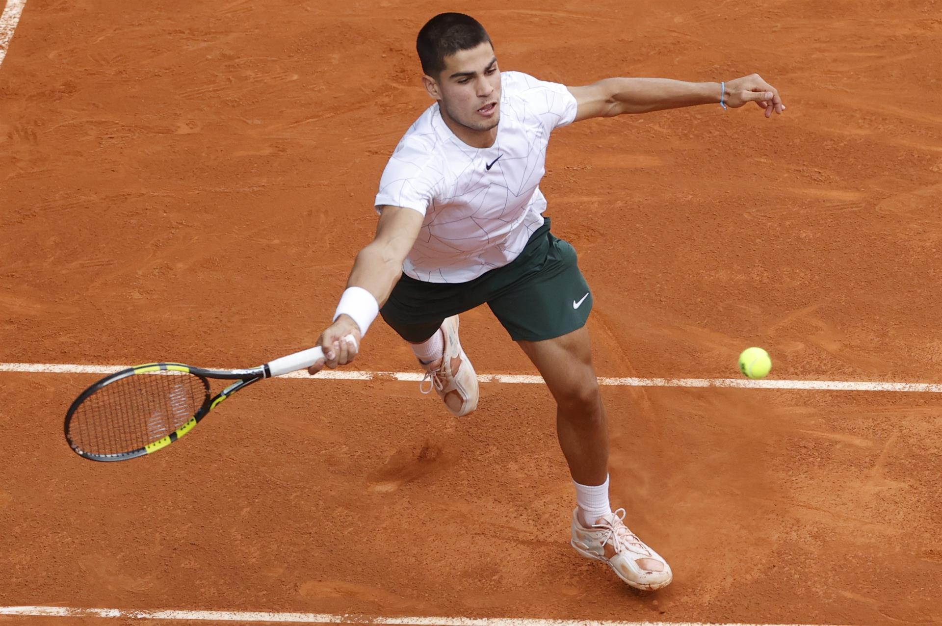 El tenista español Carlos Alcaraz durante su partido de dobles frente a la pareja formada por el polaco Lukasz Kubot y el francés Edouard Roger-Vasselin, en el Mutua Madrid Open disputado este domingo en la Caja Mágica, en Madrid. EFE/JUANJO MARTIN
