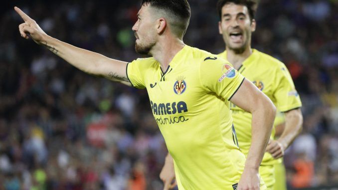 El centrocampista del Villarreal CF Moi Gómez (i) celebra su gol, segundo del equipo ante el FC Barcelona, durante el partido correspondiente a la jornada 38 de Liga en Primera División que FC Barcelona y Villarreal CF disputaron en el Camp Nou, en Barcelona. EFE/Quique García
