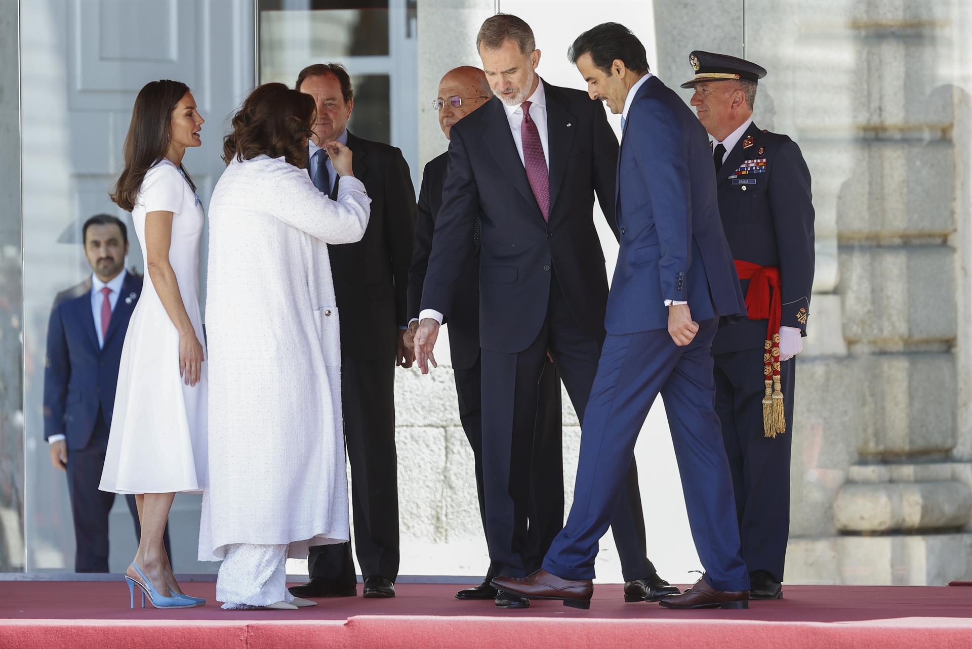 Los reyes Felipe y Letizia posan con el emir de Catar, el jeque Tamim Bin Hamad Al Thani (d), y a su esposa, Jawaher Bint Hamad Bin Suhaim Al Thani (2i), tras recibirles con honores militares este martes en el Palacio Real con motivo de su visita de Estado a España. EFE/Chema Moya
