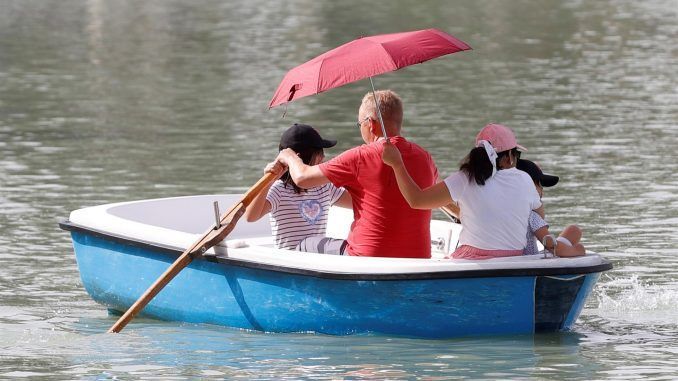 Imagen de archivo de una familia en el lago del Parque del Retiro de Madrid. EFE/J.J. Guillén
