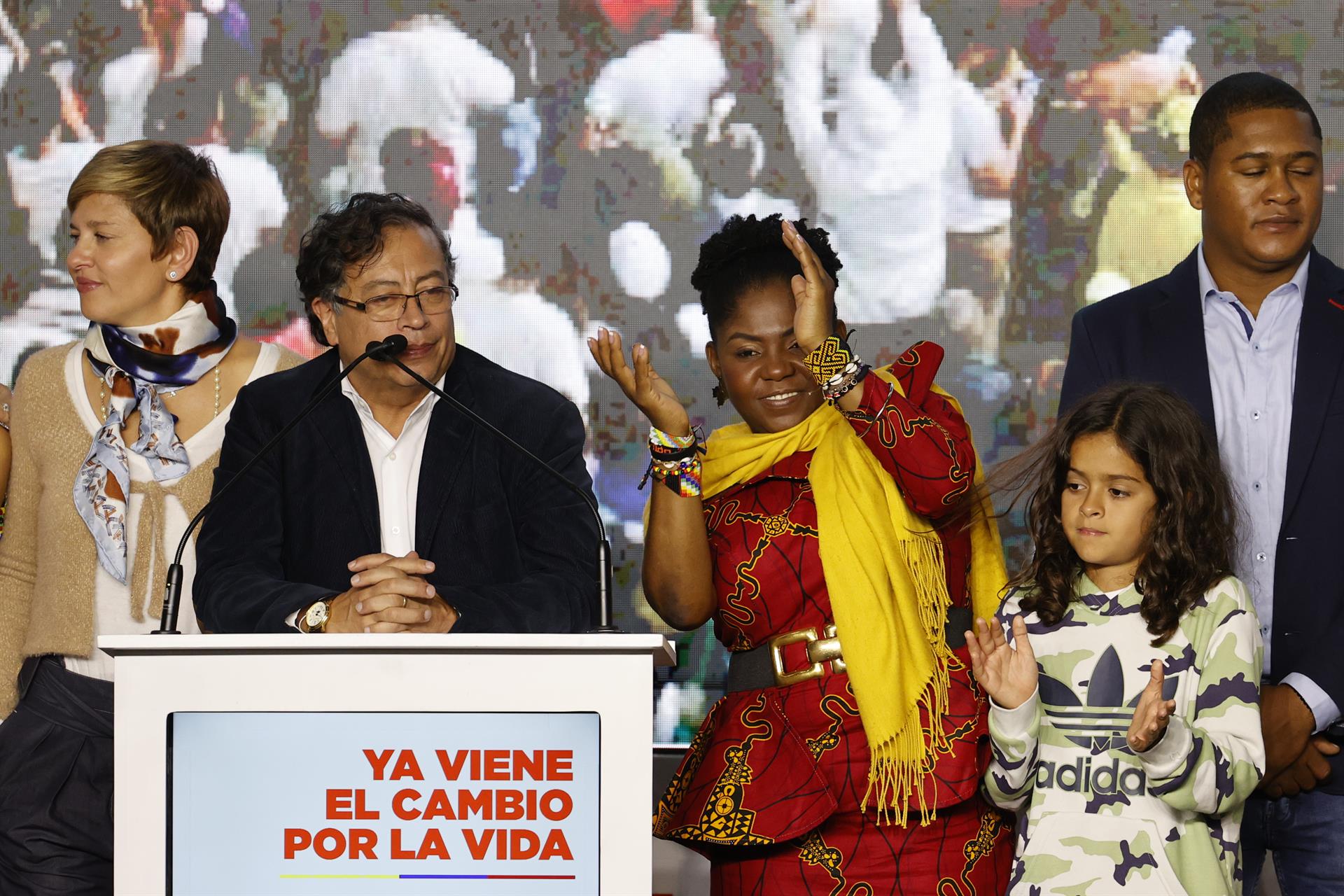 El candidato a la presidencia de Colombia Gustavo Petro (2-i) pronuncia un discurso, este 29 de mayo de 2022, al final de la jornada de elecciones para elegir presidente de Colombia para el periodo 2022-2026 en Bogotá (Colombia). EFE/Mauricio Dueñas Castañeda
