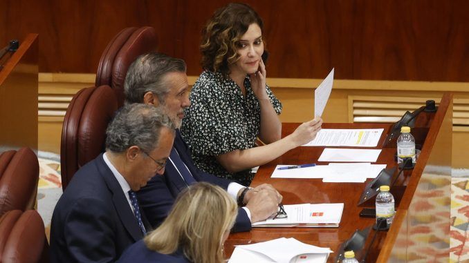 La presidenta de la Comunidad de Madrid, Isabel Díaz Ayuso (c), asiste al pleno de la Cámara regional, este jueves. EFE/ J.J. Guillén
