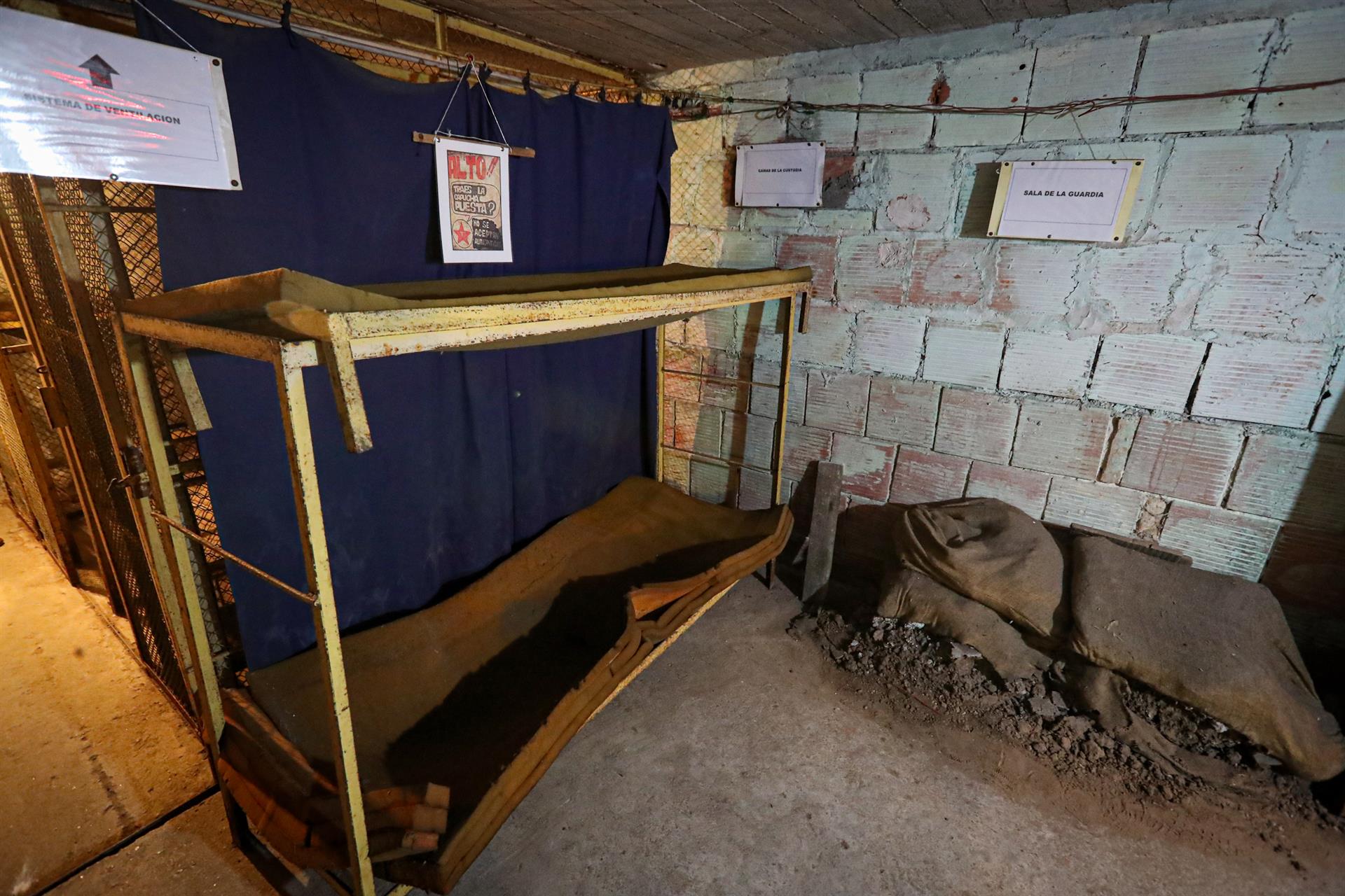 Interior de la "cárcel del pueblo" el 29 de abril, en Montevideo. Hace medio siglo, la policía descubrió un sótano de Montevideo que los guerrilleros tupamaros usaban para esconder a sus secuestrados. Esa "cárcel del pueblo" se convirtió después en un centro clandestino de tortura durante la dictadura (1973-1985) que hoy abre sus puertas para que los uruguayos recuperen la memoria histórica. EFE/Raúl Martínez
