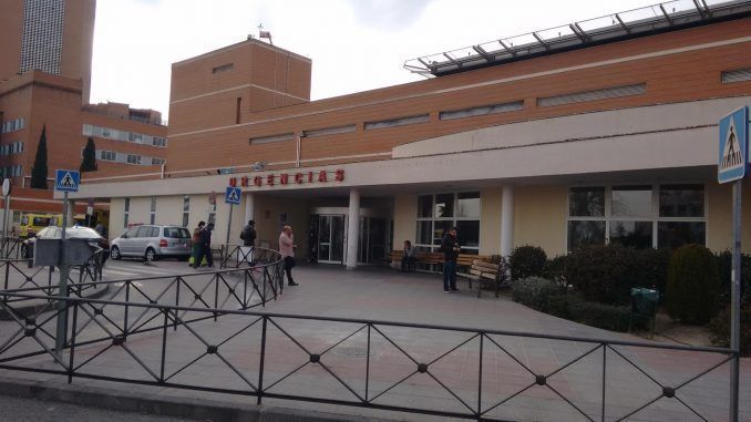 Imagen de archivo de la zona exterior de urgencias del Hospital madrileño 12 de Octubre. EFE/ Marina González
