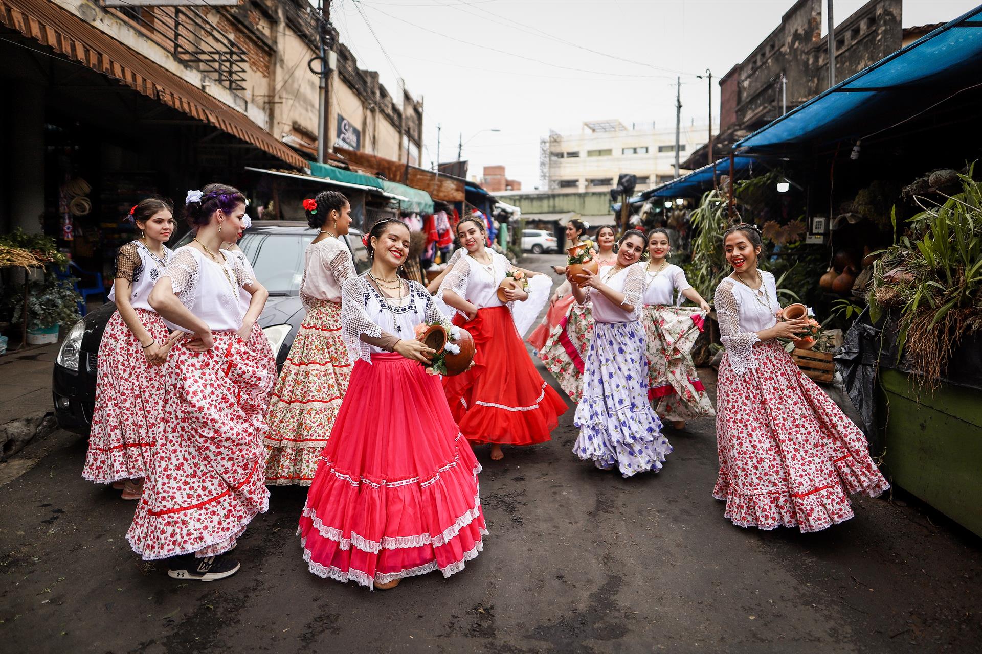 Un grupo de mujeres baila una danza típica paraguaya en el marco de la fiesta de San Juan, hoy, en el Mercado 4 en Asunción (Paraguay). EFE/ Nathalia Aguilar
