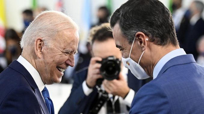 Imagen de archivo del presidente de Estados Unidos, Joe Biden (I) junto al presidente del Gobierno de España, Pedro Sánchez (D), durante la cumbre del G20 celebrada en Roma el pasado 30 de octubre de 2021. EFE/EPA/Riccardo Antimiani
