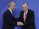 El secretario general de la OTAN, Jens Stoltenberg (i) y el presidente turco, Recep Tayyip Erdogan (d) momentos antes de posar para la foto oficial durante la primera jornada de la cumbre de la OTAN en Madrid. EFE/JuanJo Martín