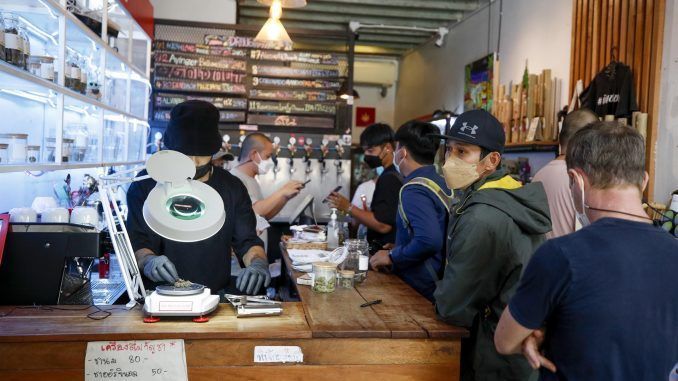 Un dependiente pesa flores de cannabis para un cliente en un café de cannabis en Bangkok. EFE/EPA/DIEGO AZUBEL
