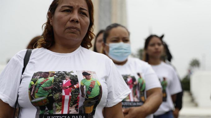 Mayra Orellana (i) participa en una concentración para pedir la liberación de sus hijos detenidos durante el régimen de excepción, el 16 de junio de 2022, en San Salvador (El Salvador). EFE/Rodrigo Sura
