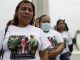 Mayra Orellana (i) participa en una concentración para pedir la liberación de sus hijos detenidos durante el régimen de excepción, el 16 de junio de 2022, en San Salvador (El Salvador). EFE/Rodrigo Sura