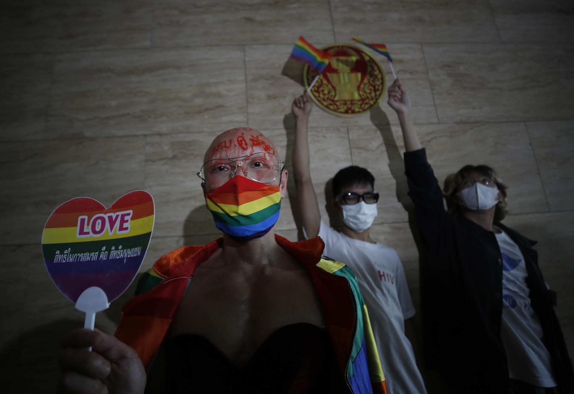 Activistas LGBTQI+ se manifiestan delante del Parlamento tailandés. EFE/EPA/NARONG SANGNAK
