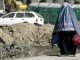 Una mujer afgana vestida con un burka camina por una calle de Kabul, Afganistán, en una fotografía de archivo. EFE/Mario Cruz