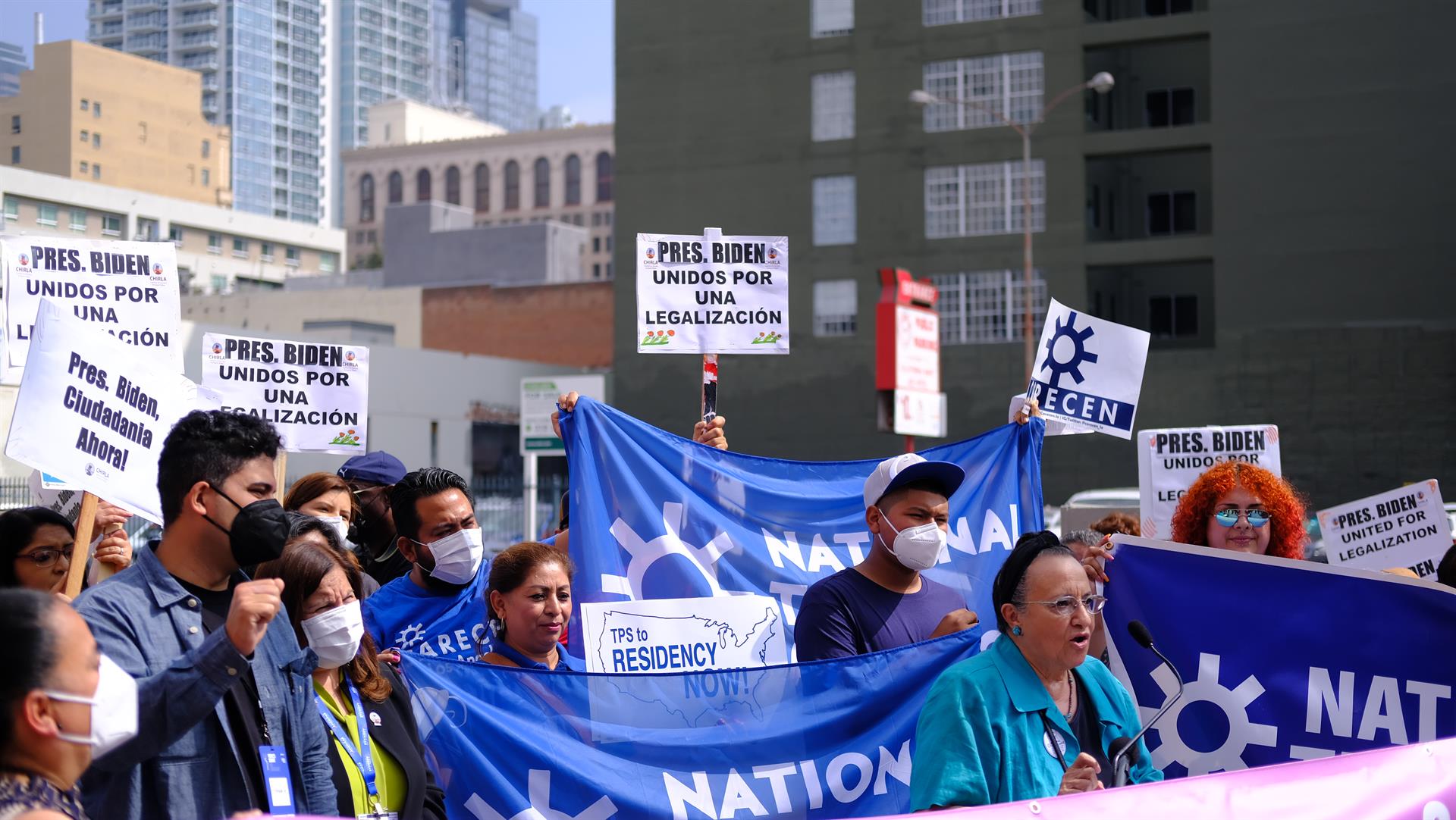 Manifestantes a favor de que la migración se incluya con mayor profusión en la agenda de la IX Cumbre de las Américas protestan este miércoles en el centro de Los Ángeles. EFE/Guillermo Azábal
