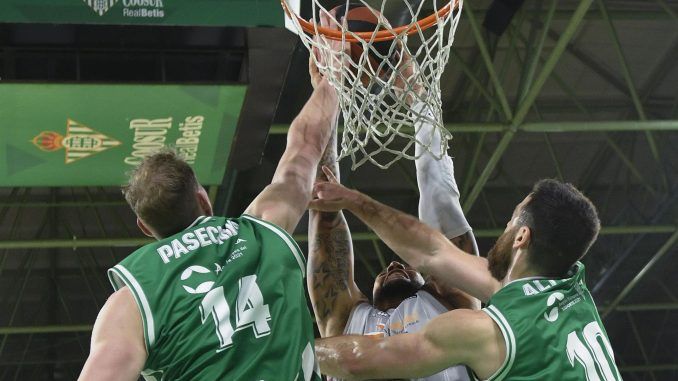 Imagen de un partido del Coosur Betis de la pasada temporada en su pabellón de San Pablo. EFE/Raúl Caro/ARCHIVO
