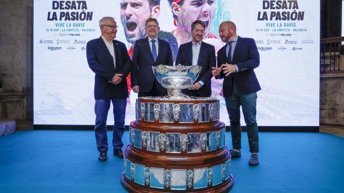 De i a d, Joan Ribó, alcalde de Valencia, Ximo Puig, presidente de la Generalitat, Enric Rojas, director general de Kosmos tennis y Toni Gaspar, presidente de la Diputación de Valencia, hoy durante la presentación. EFE/ Biel Aliño
