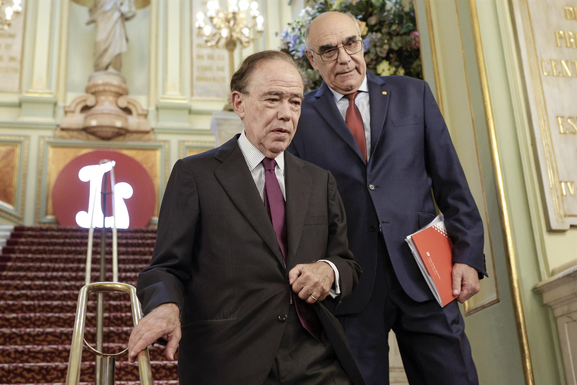 El presiente del Gran Teatre del Liceu, Salvador Alemany (d) y el presidente del Teatro Real, Gregorio Marañon (i) conversan antes de participar este lunes en un encuentro entre los patronatos del Teatre del Liceu y el Teatro Real celebrado en Barcelona, para buscar sinergias entre las dos instituciones y debatir sobre el futuro del sector operístico y cultural. EFE/Quique García
