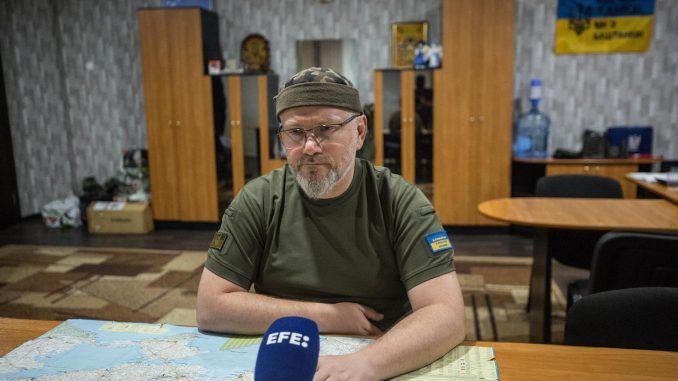 Olexandr Vilkul, un destacado responsable militar ucraniano, en un momento de la entrevista con EFE en Kryvyi Rih, región del sureste de Ucrania limítrofe con la línea en que marca las zonas ocupadas por Rusia con el resto del país. EFE/Esteban Biba
