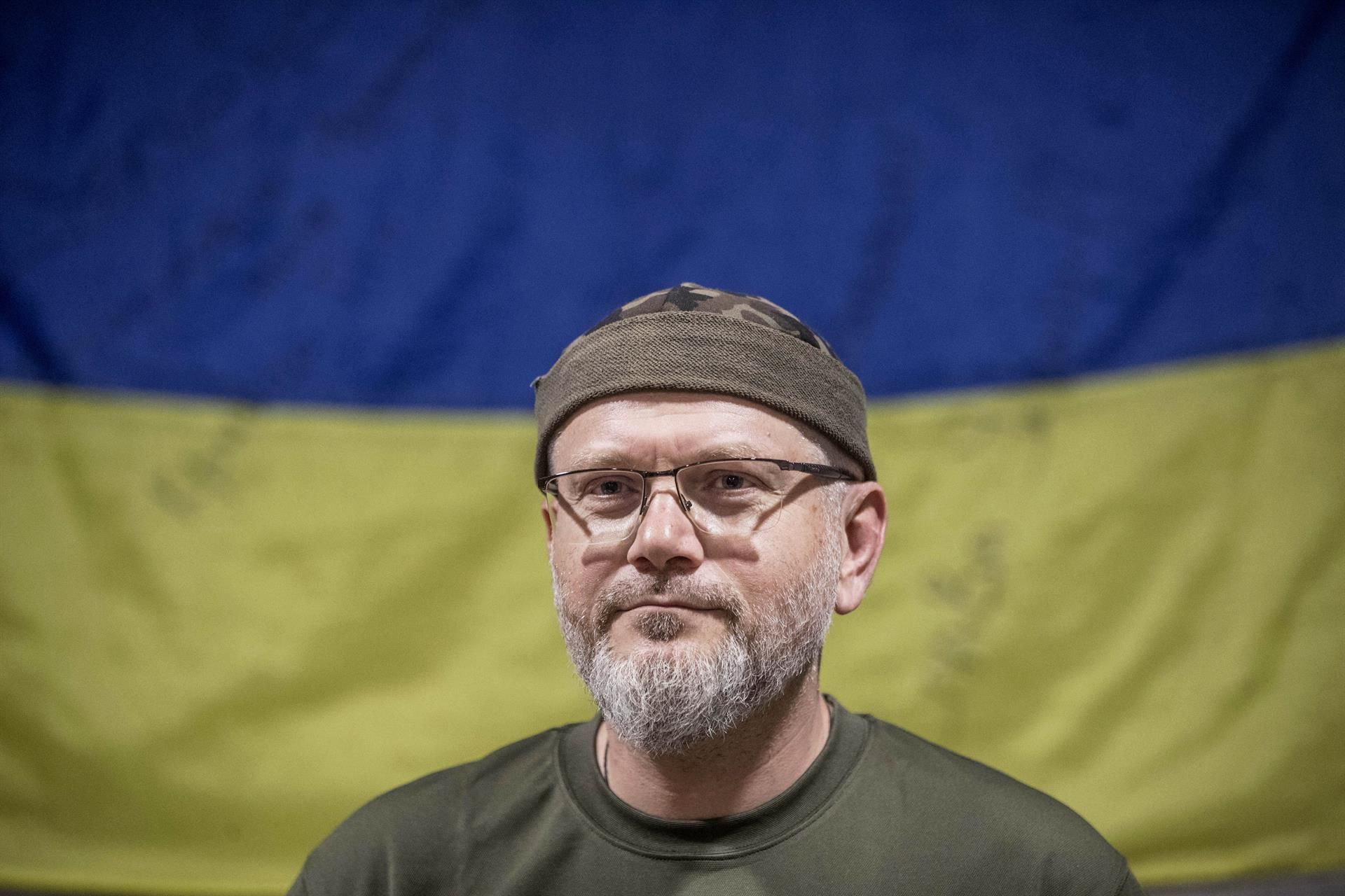 Olexandr Vilkul, un destacado responsable militar ucraniano, en un momento de la entrevista con EFE en Kryvyi Rih, región del sureste de Ucrania limítrofe con la línea en que marca las zonas ocupadas por Rusia con el resto del país. EFE/Esteban Biba
