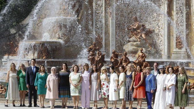 La reina Letizia (c) y la mujer del presidente del Gobierno, Begoña Gómez (c-i) posan con los acompañantes de los mandatarios que asisten a la cumbre de la OTAN para la foto de familia de los actos culturales en su honor celebrados en la Granja de San Idelfonso, Segovia, este miércoles. EFE/ Ballesteros
