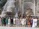 La reina Letizia (c) y la mujer del presidente del Gobierno, Begoña Gómez (c-i) posan con los acompañantes de los mandatarios que asisten a la cumbre de la OTAN para la foto de familia de los actos culturales en su honor celebrados en la Granja de San Idelfonso, Segovia, este miércoles. EFE/ Ballesteros