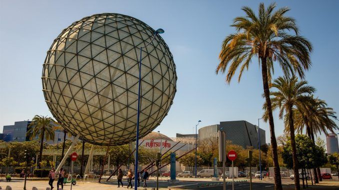 Vista de uno de los símbolos de la Expo 92 de Sevilla, la esfera bioclimática. EFE/Archivo
