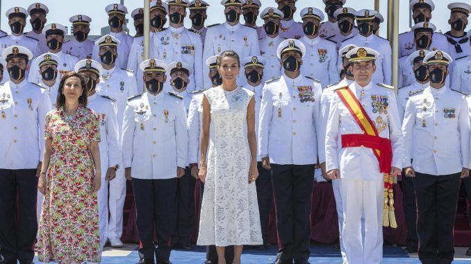 La reina Letizia (c), la ministra de Defensa, Margarita Robles (i), y el Jefe de Estado Mayor de la Armada, Antonio Martorell Lacave (d), posan para una foto de familia durante el acto de entrega de la bandera nacional a la "Fuerza de Guerra Naval Especial" de Infantería de Marín, con base en La Algameca (Cartagena), este martes, en el muelle Juan Sebastián Elcano de Cartagena. EFE/Marcial Guillén
