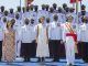 La reina Letizia (c), la ministra de Defensa, Margarita Robles (i), y el Jefe de Estado Mayor de la Armada, Antonio Martorell Lacave (d), posan para una foto de familia durante el acto de entrega de la bandera nacional a la "Fuerza de Guerra Naval Especial" de Infantería de Marín, con base en La Algameca (Cartagena), este martes, en el muelle Juan Sebastián Elcano de Cartagena. EFE/Marcial Guillén