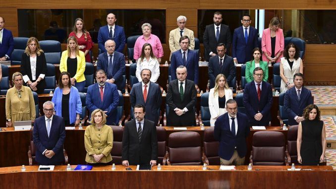 Minuto de silencio por las víctimas de la violencia de género al inicio de la sesión de control del pleno de la Asamblea celebrada este miércoles en Madrid. EFE/ Víctor Lerena
