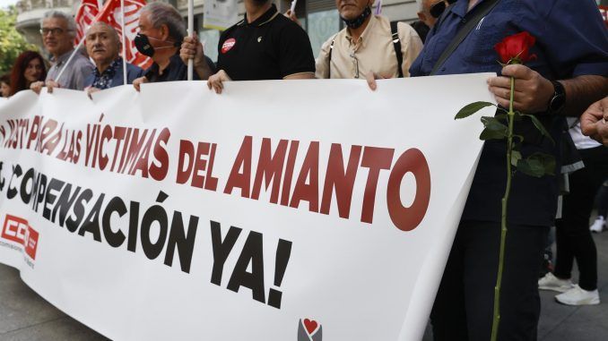 Concentración frente al Congreso de los Diputados para reclamar el fondo del compensación del amianto. EFE/ Emilio Naranjo/Archivo
