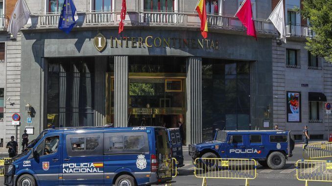 Vista de la fachada del Hotel Intercontinental de Madrid blindado este miércoles por furgones de la Policía Nacional con motivo de la celebración de la Cumbre de la OTAN en la capital. EFE/Luis Millán
