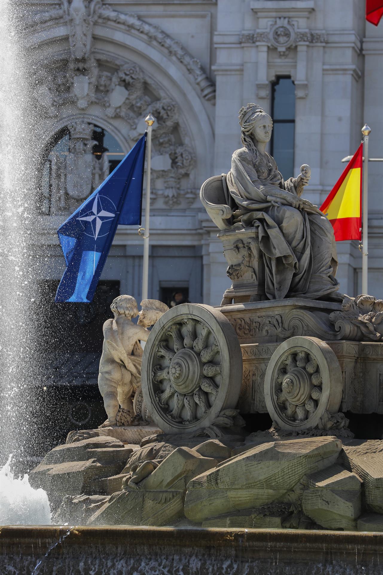 Vista de la fuente de La Cibeles este miércoles en Madrid con las banderas de España y de la OTAN con motivo de la celebración de la Cumbre de la OTAN en la capital. EFE/Luis Millán
