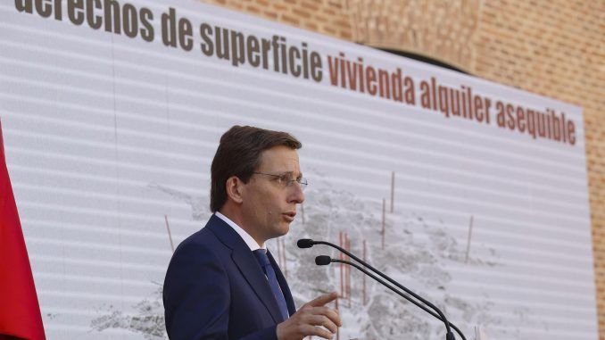 El alcalde de Madrid, José Luis Martínez-Almeida, hace una declaración durante la presentación del concurso en derecho de superficie para construir más de 2.000 viviendas en alquiler a precio asequible en 11 distritos de la ciudad, este martes.EFE/ Chema Moya
