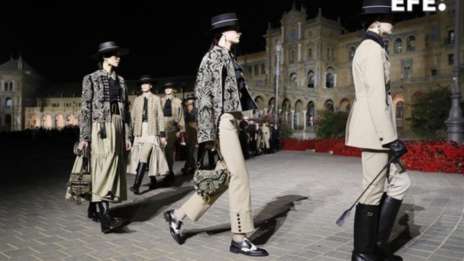 Dior ha presentado la Plaza de España de Sevilla su colección "The Cruise 2023", diseñada por Maria Grazia Chiuri. EFE/Archivo
