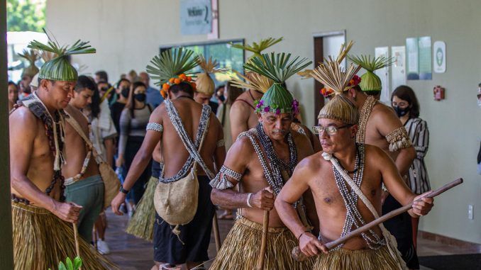 Indígenas y activistas participan en el funeral del indigenista Bruno Araújo Pereira hoy, en Recife (Brasil). Araújo Pereira fue asesinado junto al periodista británico Dom Phillips en una inhóspita zona de la Amazonía. EFE/ Carlos Ezequiel Vannoni
