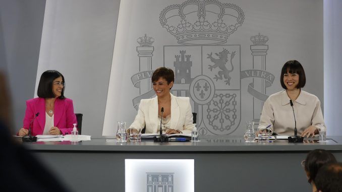 (De izq a der) La ministra de Sanidad, Carolina Darias; la ministra de Política Territorial y portavoz del Gobierno, Isabel Rodríguez; y la ministra de Ciencia e Innovación, Diana Morant, dan la rueda de prensa convocada tras la reunión semanal del Consejo de Ministros este martes en el complejo del Palacio de La Moncloa, en Madrid. EFE/ Javier Lizón
