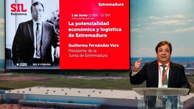 El presidente de la Junta de Extremadura, Guillermo Fernández Vara, durante la conferencia que ha ofrecido en el Salón de la Logística (SIL) que se celebra en Barcelona. EFE/Enric Fontcuberta
